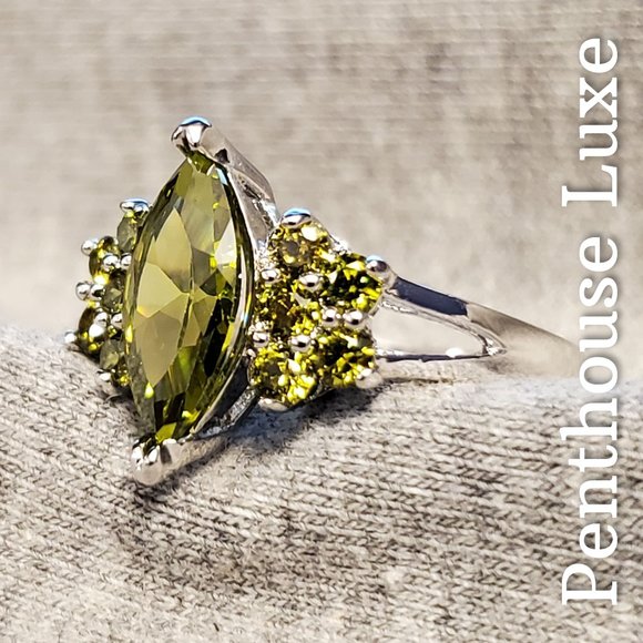 🔥 CLEARANCE! Marquise Cut Green Peridot Ring - Picture 2 of 5